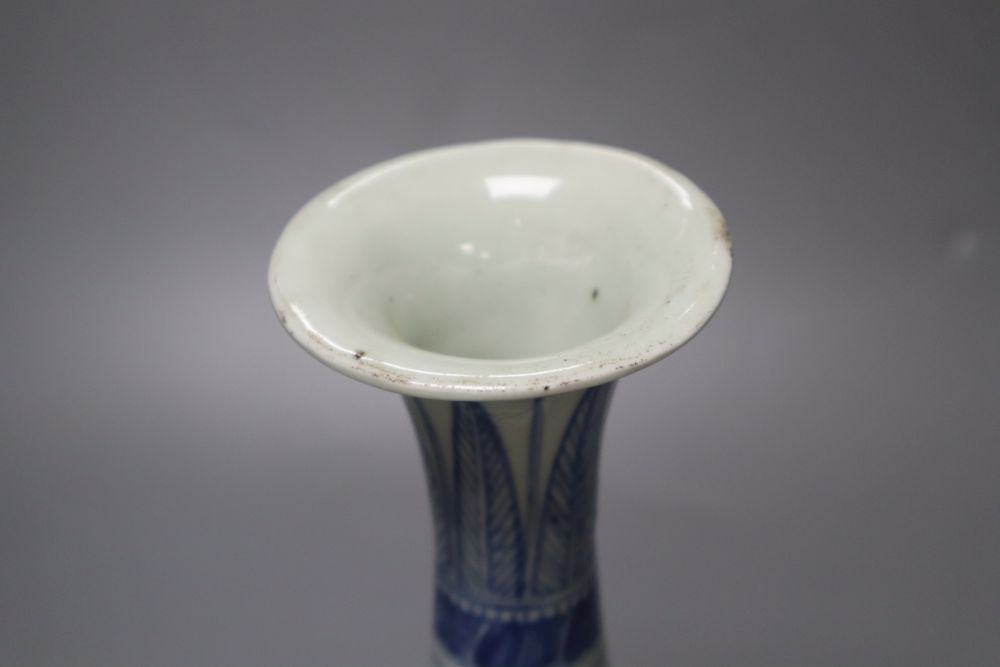 A Chinese blue and white porcelain vase, 27cm